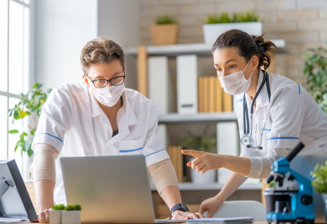 Equipo médico conversando